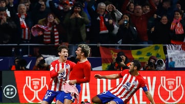 Griezmann celebra así su gol con Koke y Riquelme.