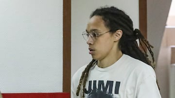 Khinki (Russian Federation), 01/07/2022.- Two-time Olympic gold medalist and WNBA player Brittney Griner is escorted to a courtroom for a hearing, in Khimki City Court, outside Moscow, Russia, 01 July 2022. The Khimki City Court reportedly had extended Greiner's detention for the duration of her trial on charges of drug smuggling that started on 01 July. Griner, a World Champion player of the WNBA's Phoenix Mercury team was arrested in February at Moscow's Sheremetyevo Airport after some hash oil was detected and found in her luggage, for which she now could face a prison sentence of up to ten years. (Rusia, Moscú, Fénix) EFE/EPA/MAXIM SHIPENKOV
