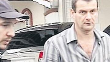 <b>DETENIDO. </b>Pereira, en mangas de camisa, en el momento de su detención en su casa de Jacareí.