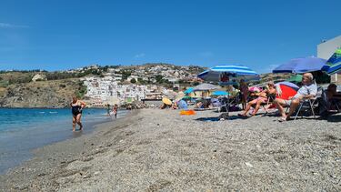 Esta playa, ubicada también en Salobreña, es ideal para todo tipo de planes. Una barbacoa con espetos, alquiler de kayaks hay para todos los gustos. Destaca por su arena oscura y sus encantadoras cabañas.

