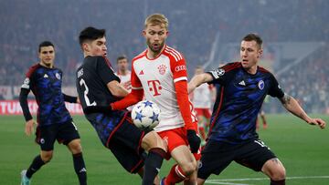 Bayern Munich's Austrian midfielder #27 Konrad Laimer (C) vies for the ball during the UEFA Champions League Group A football match between Bayern Munich and FC Copenhagen in Munich, on November 29, 2023. (Photo by MICHAELA REHLE / AFP)