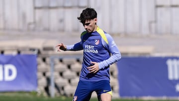 Rodrigo Mendoza da un pase en el entrenamiento del Atlético.