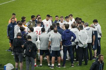 Luis Enrique dando instrucciones a sus  jugadores momentos antes de comenzar la prórroga.