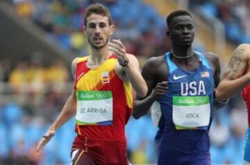 Álvaro de Arriba en el tramo final del 800m para terminar su serie en cuarta posición.