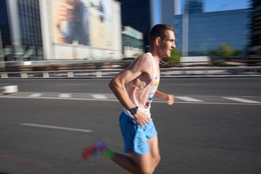 Un hombre participa en la 47ª edición del Zurich Rock 'N' Roll Running Series, a 27 de abril de 2025, en Madrid (España).