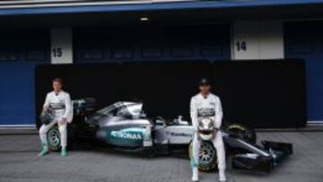 Lewis Hamilton y Nico Rosberg posan junto a su nuevo monoplaza.