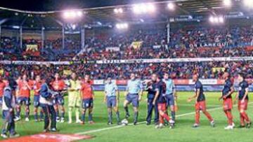 <b>EL INICIO DEL PARTIDO. </b>Los jugadores de Osasuna y Atlético se saludan antes del comienzo del encuentro. Luego, el equipo navarro pasó por encima del madrileño.