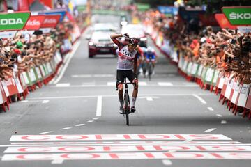 Marc Soler cruza la línea de meta y celebra la victoria.