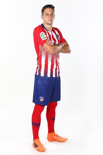 El lateral colombiano con el uniforme de su nuevo equipo, donde firmó un contrato por cinco años. Además, Arias ya realizó su primera jornada de entrenamientos.