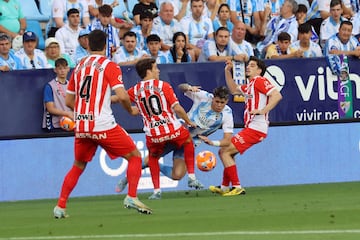Anto?ito rodeado de contrarios.