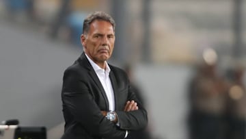 AME4639. LIMA (PER&Uacute;), 24/04/2019.- El entrenador de Alianza Lima Miguel &Aacute;ngel Russo este mi&eacute;rcoles en un partido del grupo A de la Copa Libertadores entre Alianza Lima e Internacional en el estadio Nacional en Lima (Per&uacute;). EFE/