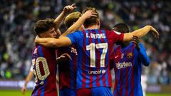 Abrazo de los jugadores del Bar&ccedil;a durante la Supercopa.