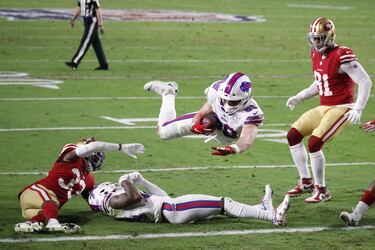 Dawson Knox, número 88 de los Buffalo Bills, realiza un espectacular touchdown frente a los 49ers de San Francisco. Los Buffalo Bills no tuvieron mayores problemas para vencer (34-24) en un partido que tuvo lugar en el estadio de los Arizona Cardinals, debido a las restricciones impuestas en Santa Clara, California, por la pandemia. 