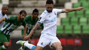 Layún anota el primer gol.