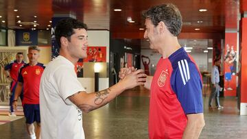 Denia saluda a Camello en Las Rozas.