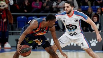 GRAF7397. VITORIA, 09/02/2020.- El base estadounidense Semaj Christon (i) del Kirolbet Baskonia, defiende la posesión ante el base Pepe Pozas del Monbus Obradoiro, durante el partido correspondiente a la jornada 21 de Liga Endesa que se disputa en la pista del Fernando Buesa Arena. EFE/Adrián Ruiz de Hierro