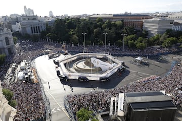 Cientos de seguidores esperan en la Plaza de Cibeles a que llegue el equipo para celebrar la decimoquinta Champions League con sus ídolos.