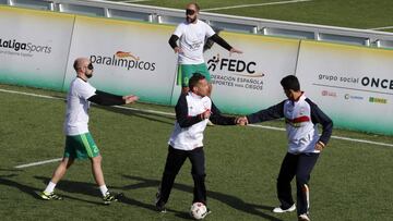 La selecci¨®n de f¨²tbol para ciegos se exhibe para celebrar el deporte paral¨ªmpico