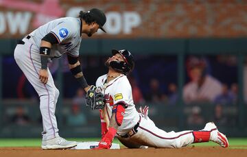 Atlanta Braves se impuso a Miami Marlins en el partido de la MLB disputado en el estadio Truist Park de Atlanta (Georgia). Adem¨¢s del triunfo local por 3-0, el encuentro dej¨® esta curiosa imagen, en la que Orlando Arcia, de los Braves, saca la lengua a Luis Arr¨¢ez, de los Marlins, tras llegar a la segunda base en la s¨¦ptima entrada.