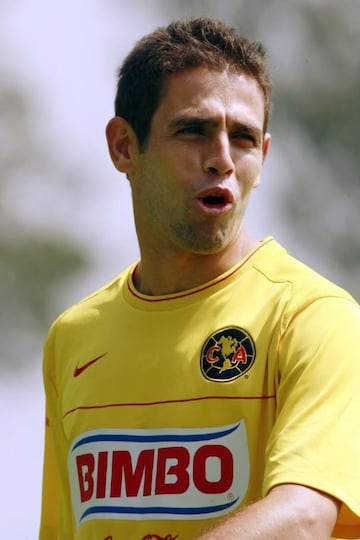 Debutó con el América en el 2001, club con el que se mantuvo hasta el 2008. Ahí ganó dos ligas, un Campeón de Campeones y dos títulos de la CONCACAF. Finalmente, fue vendido en 2008 a los Tigres, con quien pasó ni pena ni gloria por un año, antes de irse al Necaxa en el 2010.