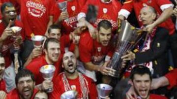 <b>SORPRESA. </b>Los jugadores del Olympiacos celebran el título de la Euroliga. Abajo la canasta del triunfo, obra del ex del Unicaja Printezis.