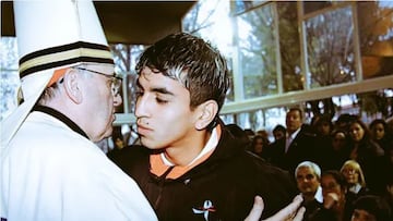 Ángel Correa en 2011, al recibir la bendición del papa Francisco I, entonces aún Cardenal Jorge Mario Bergoglio.