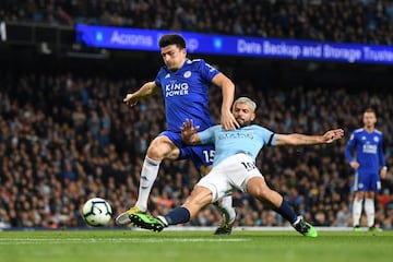 Vincent Kompany fue el héroe de la jornada para el Manchester City, ya que su golazo al ángulo ante Leicester le permite al equipo de Pep Guardiola llegar a la última fecha como líder de la Premier League con un punto más que el Liverpool.