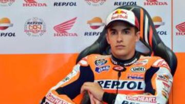 Márquez concentrado en el box durante los libres en Misano.