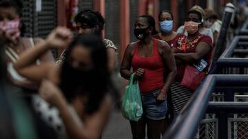 Personas hacen fila para comprar loter&iacute;a este martes, en el Mercadao de Madureira&quot;.