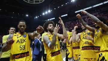 ATHENS (Greece), 11/05/2025.- AEK Betsson BC players celebrate their third place win after the FIBA Champions League third place match between La Laguna Tenerife and AEK Betsson BC, in Ano Liosia, Athens, Greece, 11 May 2025. (Baloncesto, Liga de Campeones, Grecia, Atenas) EFE/EPA/PANAGIOTIS MOSCHANDREOU