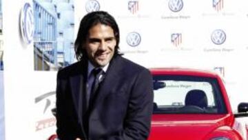 <b>NUEVOS COCHES. </b>Volkswagen es nuevo colaborador del Atleti. Para celebrar la unión regalaron un automóvil a cada jugador y a Simeone.