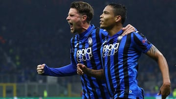 Luis Fernando Muriel celebra su primer gol en Champions League.