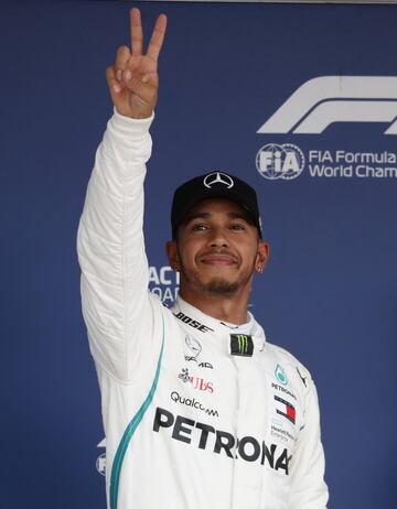 Hamilton celebrando en el podio la pole conseguida en el Gran Premio de Japón de la Fórmula 1. 