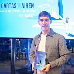 Aihen muestra en un libro a la persona detrás del futbolista