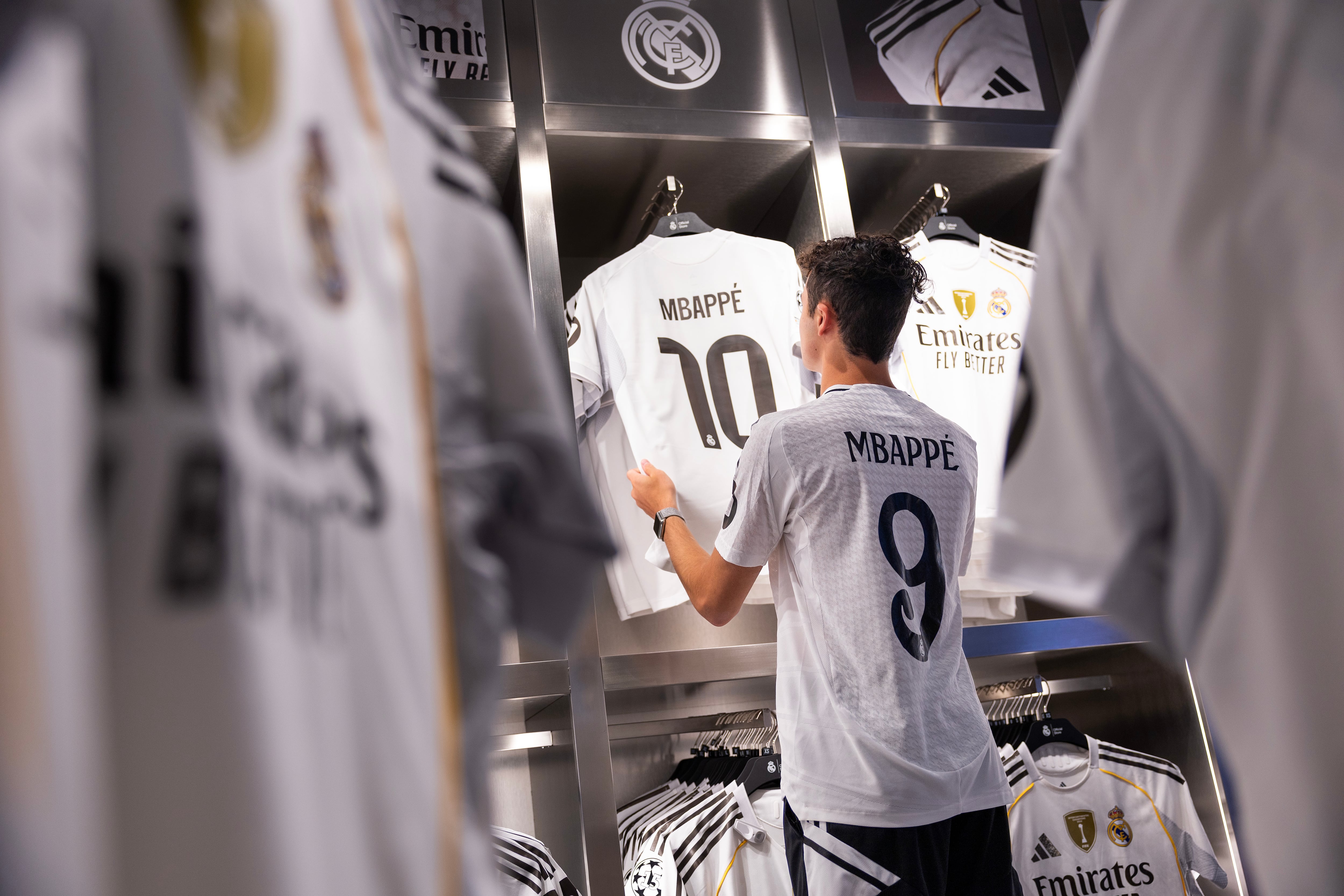 إقبال جماهيري كبير على شراء قميص مبابي الجديد رقم 10 في ريال مدريد