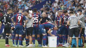 Paco López da órdenes a sus jugadores.
