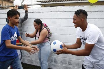 La cancha sintética Villa del Socorro, del barrio Andalucía en Medellín, recibió a varios jugadores profesionales de los equipos antioqueños. Sebastián Gómez, Andrés Ricaurte, Neider Moreno, Daniel Muñoz, entre muchos más.