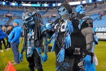 Predator y Skeletor listos para ver a los Carolina Panthers. Ya, si me hubierais preguntado yo también habría dicho que estos dos deberían ser hinchas de los Raiders, pero la NFL nos da estas sorpresas.