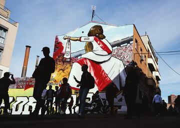 Aficionados se acercan a los aledaños del estadio para disfrutar del duelo entre el Rayo Vallecano - Real Madrid.