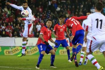 Mark González y su cabezazo que contiene el portero Alireza Highighi.