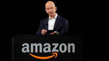 FILE PHOTO: Amazon CEO Jeff Bezos demonstrates the Kindle Paperwhite during Amazon&#039;s Kindle Fire event in Santa Monica, California, U.S., September 6, 2012.  REUTERS/Gus Ruelas/File Photo    To match Special Report AMAZON-INDIA/OPERATION