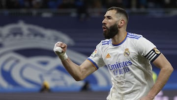 Soccer Football - LaLiga - Real Madrid v Deportivo Alaves - Santiago Bernabeu, Madrid, Spain - February 19, 2022  Real Madrid&#039;s Karim Benzema celebrates scoring their third goal REUTERS/Juan Medina