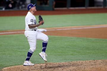 Julio Urías, de ilustre playoffs, se anotó un largo salvamento que lo consolida como uno de los mejores lanzadores en Los Ángeles.