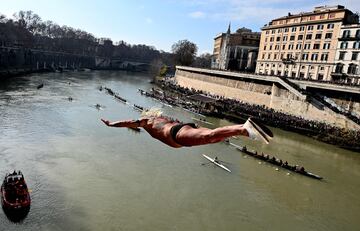 Los romanos han saltado desde lo alto del Puente Cavour, sobre el río que atraviesa la Ciudad Eterna para dar la bienvenida al 2023.