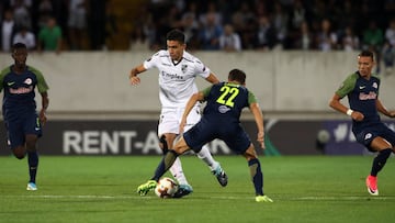 Guillermo Celis con la posesi&oacute;n del bal&oacute;n en el juego entre Vit&oacute;ria Guimaraes y Salzburgo por la Europa League