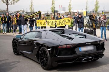 La increíble colección de coches de Aubameyang que muestra en sus redes