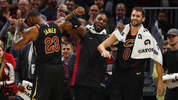 LeBron James, de espalda, saluda a Jae Crowder y Kevin Love.