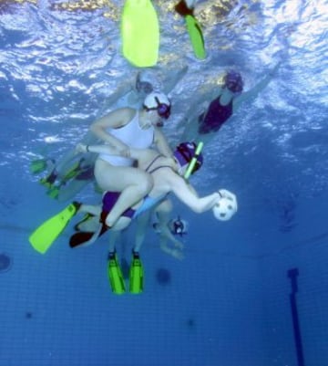 Su relación con el rugby tradicional es casi nula. Es un deporte de reciente data y sus orígenes son de hace 40 años cuando un entrenador de buceo alemán tuvo esta brillante idea para hacer las sesiones de entrenamiento físico más divertidas. Se juega en una piscina con una pelota llena de agua de mar y se enfrentan 11 contra 11. Los jugadores llevan aletas, tubo de oxígeno y gafas. El objetivo es meter la pelota en el cesto del equipo contrario, que está a 4 metros de profundidad. Se permite el contacto físico para evitarlo.