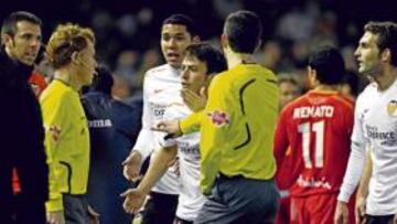 <b>RECONOCIMIENTO. </b>Estas imágenes de Cuatro muestran la conversación entre S. Arminio y Soriano.