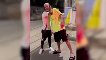 En su ciudad natal, reconoció el amor de un hincha del Real Cartagena y le regaló la pinta completa de la selección.